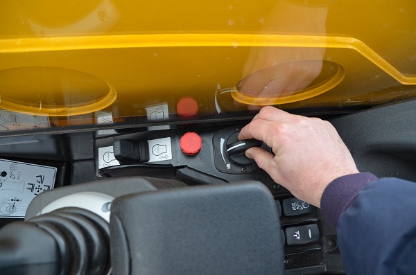 In Flexi mode, a dial adjusts travel speed from 0-19km/h steplessly, next to a toggle-switch that acts as an electronic hand throttle allowing engine rpm to be adjusted in 100rpm increments.
