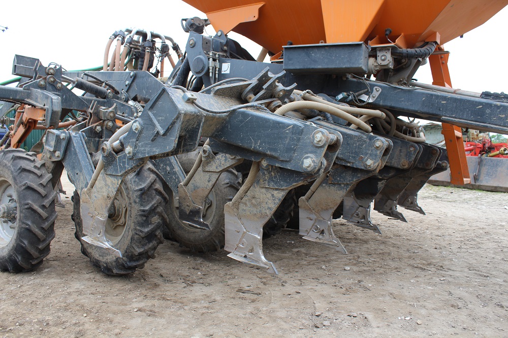 The cultivation leg itself is heavy duty and has a winged foot that loosens the ground and pulls up fresh earth for the seed to be planted in.