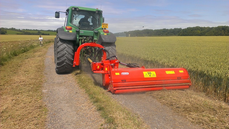 The Maschio topper can be rotated right through from upright for siding up hedges to a downhill angle for clearing ditch banks