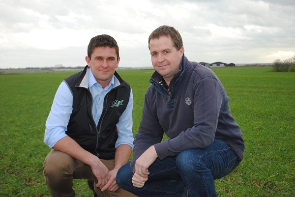 James Faulkner (right) and Omex adviser Mark Riches believe it’s becoming increasingly necessary to apply late foliar nitrogen to achieve protein targets on milling wheats.