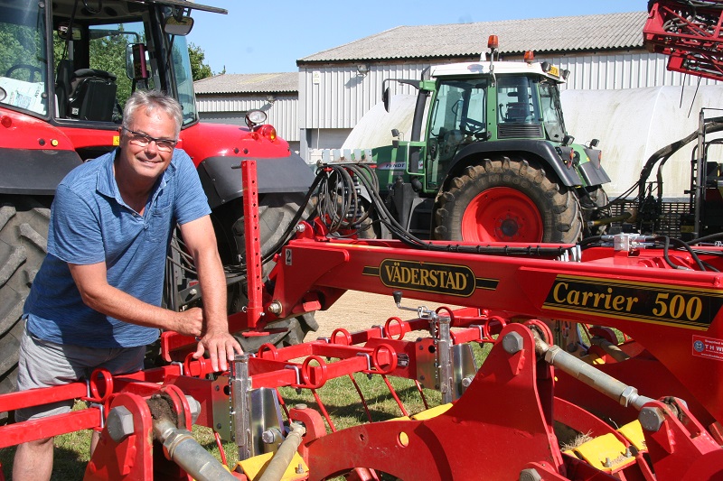 The Straw Harrow comes in set of banks, each of which are equipped with independent depth adjustment.