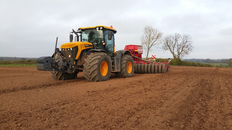 The Fastrac’s combination of light footprint and relatively high power make it ideal for pulling the Wormington’s 6m Horsch Sprinter drill.