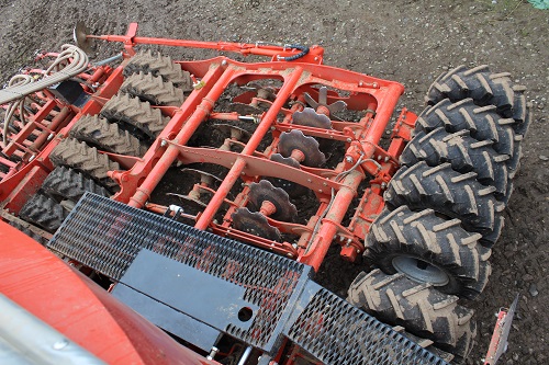 There’s an optional full-width front tyre press while larger-diameter staggered rear press wheels are offset to make the drill easier to pull.