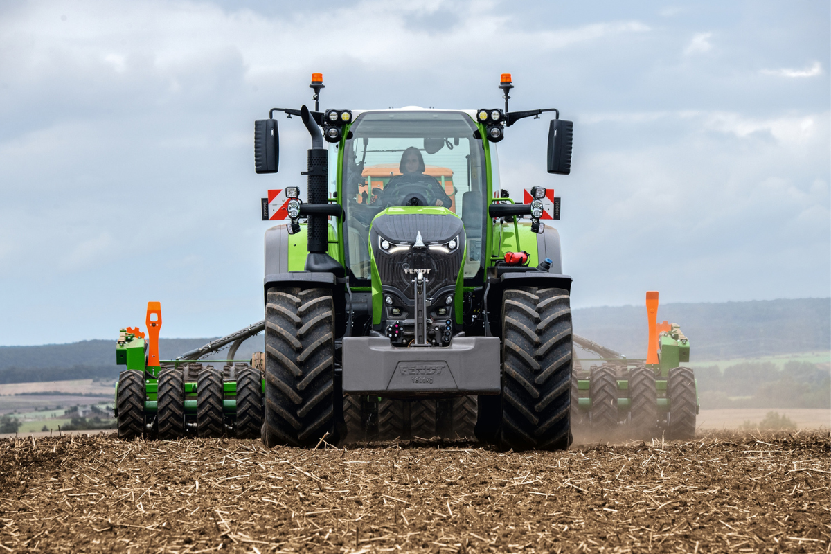 Fuel cell manufacturer Blue World Technologies in collaboration with AGCO  Power on electric Fendt tractor to run on methanol - Blue World Technologies